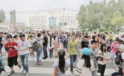 學(xué)校和家庭不該是“養(yǎng)雞場”，應(yīng)該用校園文化滋養(yǎng)孩子