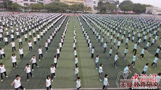 圖為福綿鎮(zhèn)第二初級(jí)中學(xué)十八路荘武術(shù)操?！∈Y雪林 攝