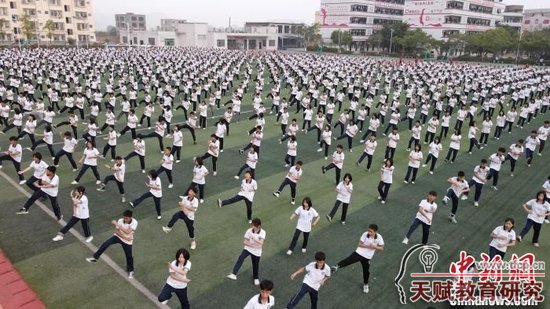 圖為福綿鎮(zhèn)第二初級(jí)中學(xué)十八路荘武術(shù)操。　蔣雪林 攝