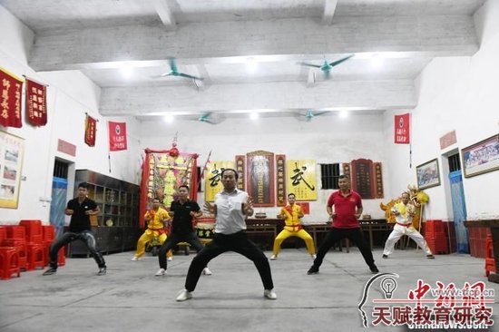 圖為羅夏（右二）在三社村武館練習(xí)十八路荘?！∈Y雪林 攝